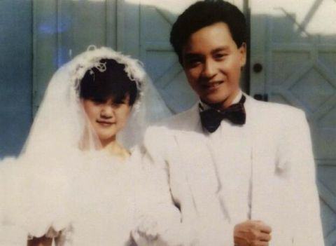张国荣1985年绝密婚纱照曝光，哥哥穿白色礼服，和歌迷在礼堂前手挽手